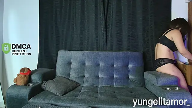 yungelitamor  online show from October 9, 2025, 5:05 am
