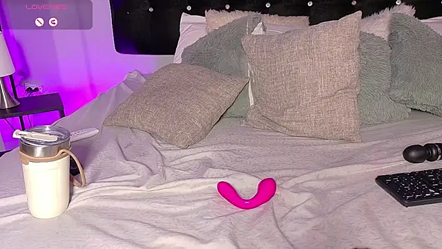 Snapshot of charlotteeruss chatting on December 22, 2024, 5:21 pm charlotteeruss online show from December 22, 2024, 5:21 pm