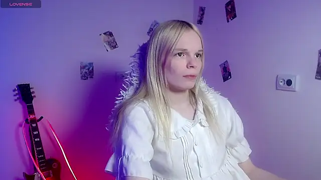 Snapshot of Emily_Nyaffee chatting on March 27, 2026, 1:44 pm Emily Nyaffee online show from March 27, 2026, 1:44 pm