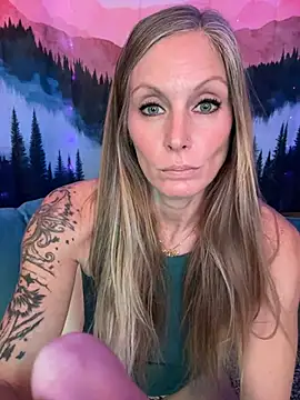 ItsDanniG online show from November 15, 2025, 8:49 pm