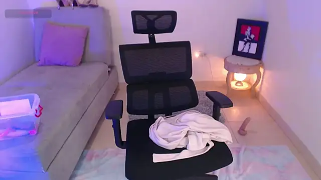 lilian prada online show from February 22, 2025, 7:36 pm