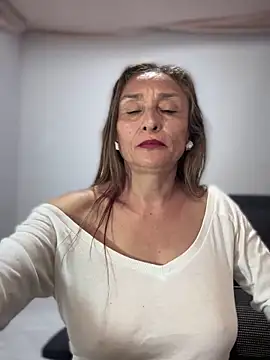 lilian prada online show from April 16, 2026, 9:39 pm