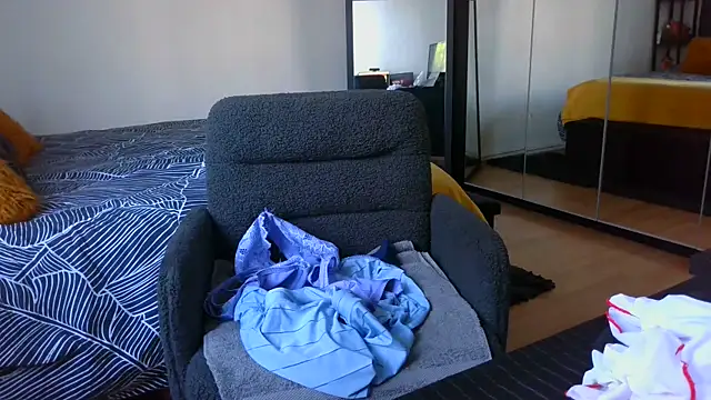 sarametisse26 online show from April 8, 2026, 6:46 am