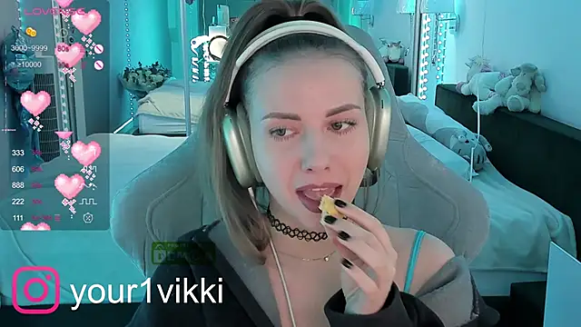 Snapshot of Vikki_Cheese chatting on December 16, 2024, 1:31 am Vikki Cheese online show from December 16, 2024, 1:31 am
