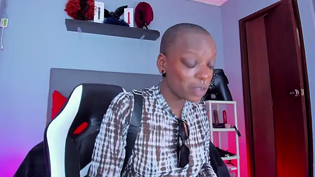 Coco Kiss online show from November 24, 2025, 7:02 pm