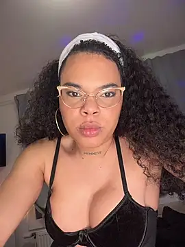 Snapshot of naomikandra chatting on December 3, 2025, 8:18 pm naomikandra online show from December 3, 2025, 8:18 pm
