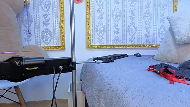 Snapshot of CandyQueenGold chatting on October 28, 2025, 6:32 pm CandyQueenGold online show from October 28, 2025, 6:32 pm