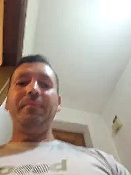 Snapshot of florin421 chatting on April 28, 2026, 9:25 am florin421 online show from April 28, 2026, 9:25 am