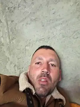Snapshot of florin421 chatting on May 1, 2026, 7:57 am florin421 online show from May 1, 2026, 7:57 am