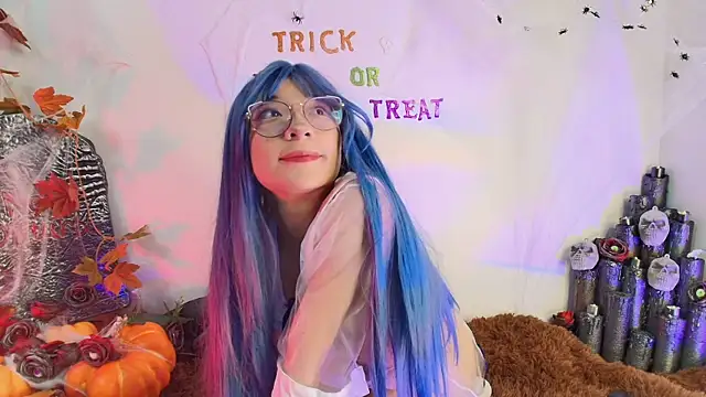 Cloe Leee online show from October 19, 2025, 5:19 am