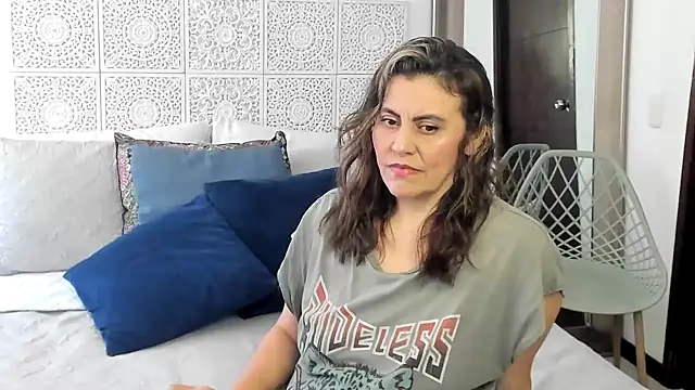 Snapshot of V_monse chatting on February 21, 2025, 8:16 pm V monse online show from February 21, 2025, 8:16 pm