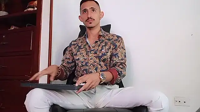 HomeAloneK online show from November 25, 2025, 7:36 pm