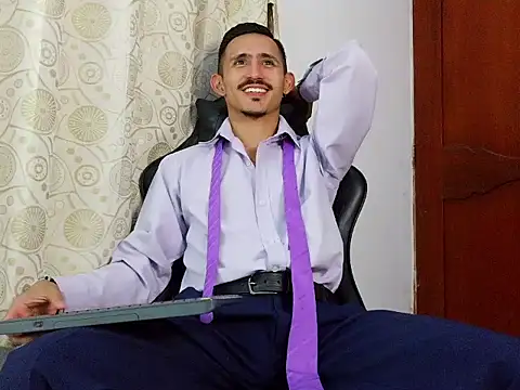 HomeAloneK online show from April 28, 2026, 7:41 pm