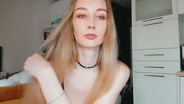 Maiami000 online show from April 8, 2026, 10:04 am