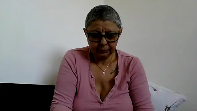 roseblak42 online show from April 16, 2026, 12:06 pm