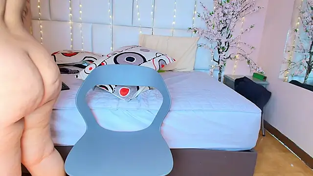 Snapshot of kiana_cream chatting on February 2, 2025, 5:48 pm kiana cream online show from February 2, 2025, 5:48 pm