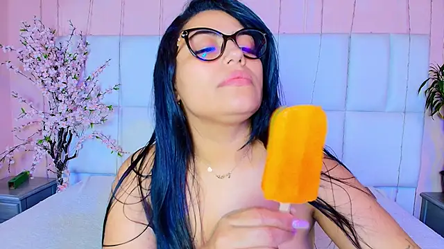 Snapshot of kiana_cream chatting on February 13, 2025, 5:44 pm kiana cream online show from February 13, 2025, 5:44 pm