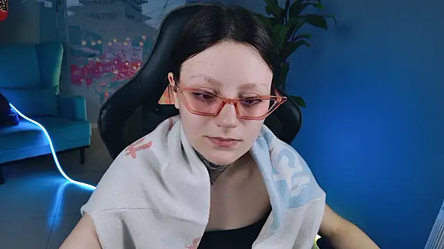 VeliraBraitberg online show from December 5, 2024, 3:17 pm