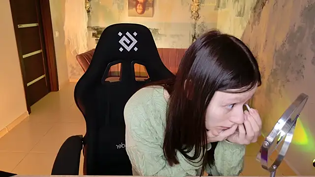 VeliraBraitberg online show from December 18, 2024, 5:04 am