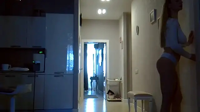 ZarinaSwift online show from April 10, 2026, 4:39 am