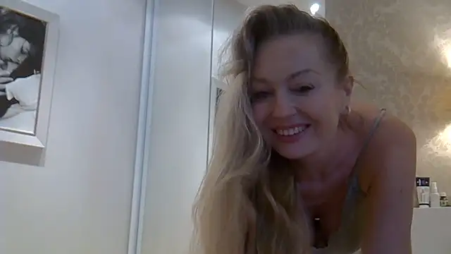 Snapshot of ZarinaSwift chatting on June 19, 2026, 6:29 am ZarinaSwift online show from June 19, 2026, 6:29 am