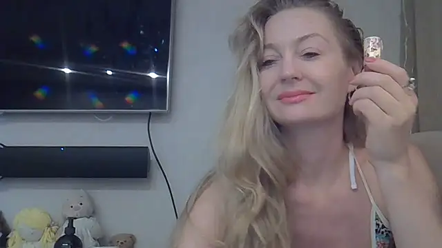 Snapshot of ZarinaSwift chatting on June 27, 2026, 12:22 pm ZarinaSwift online show from June 27, 2026, 12:22 pm