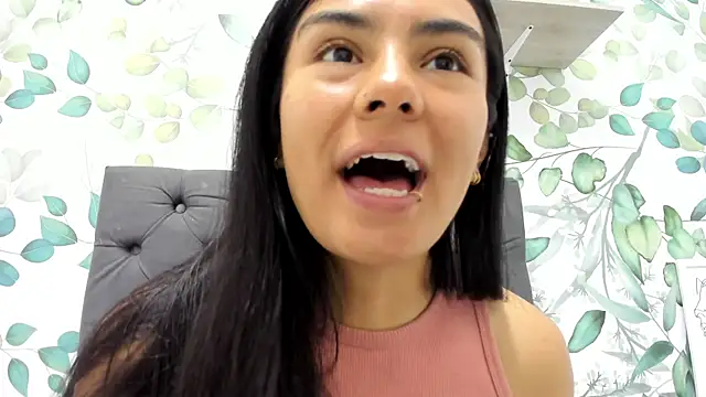 atilanadiaz7 online show from January 3, 2025, 1:47 pm