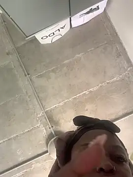 Snapshot of slimcateee chatting on February 9, 2026, 10:52 am slimcateee online show from February 9, 2026, 10:52 am