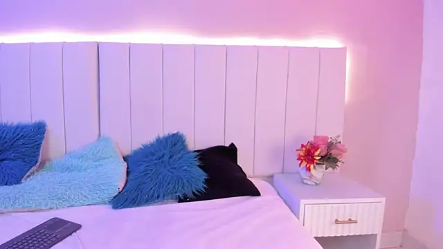 CAMILLEN PETTID online show from October 26, 2025, 10:15 pm