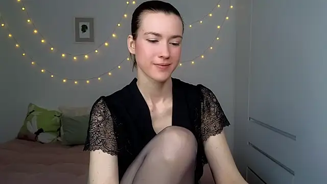 Snapshot of AliciaNewell chatting on July 5, 2026, 4:19 am AliciaNewell online show from July 5, 2026, 4:19 am