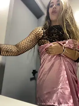 Snapshot of Emilia_Bakerr chatting on December 6, 2024, 9:24 pm Emilia Bakerr online show from December 6, 2024, 9:24 pm