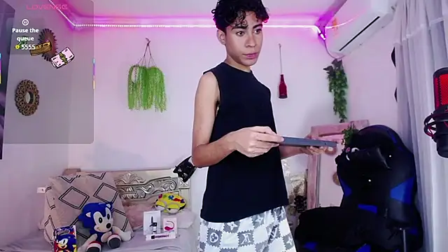 Snapshot of huge_armound chatting on April 7, 2026, 4:24 am huge armound online show from April 7, 2026, 4:24 am