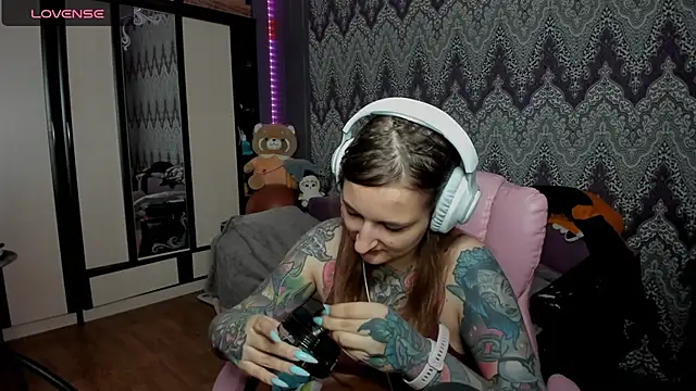 Snapshot of AlexRacc00n chatting on December 6, 2024, 11:25 pm AlexRacc00n online show from December 6, 2024, 11:25 pm