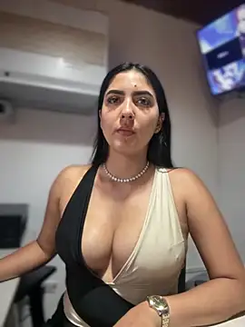 MarianaBenz online show from November 3, 2025, 12:24 am