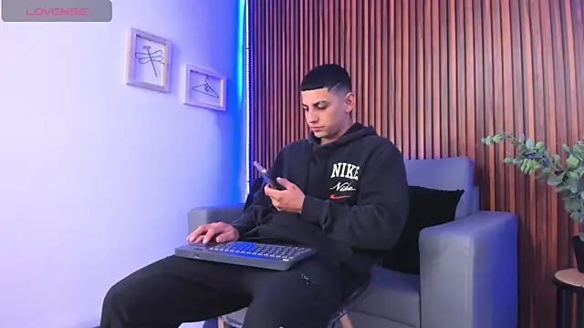 Alex cute77 online show from April 21, 2026, 12:33 pm