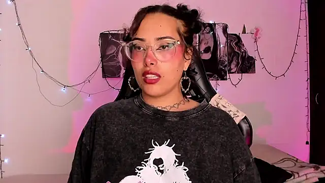 willow poisson online show from November 24, 2025, 5:23 pm