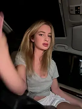 Snapshot of EvieEvans chatting on December 2, 2024, 9:39 pm EvieEvans online show from December 2, 2024, 9:39 pm