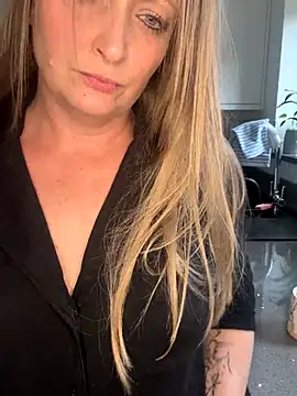 HoneyBluex online show from November 13, 2025, 11:53 am