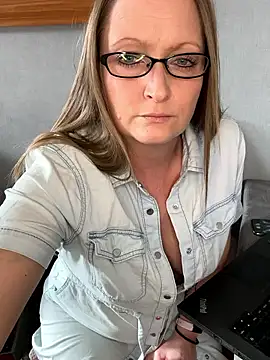 HoneyBluex online show from February 4, 2026, 12:44 pm