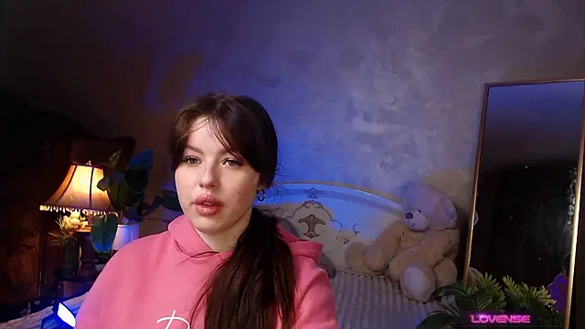 Snapshot of JulieHeets chatting on December 4, 2024, 7:17 am JulieHeets online show from December 4, 2024, 7:17 am