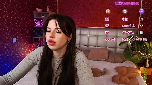 Snapshot of JulieHeets chatting on February 13, 2025, 7:56 am JulieHeets online show from February 13, 2025, 7:56 am