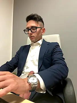 masterboss  online show from November 18, 2025, 2:43 pm