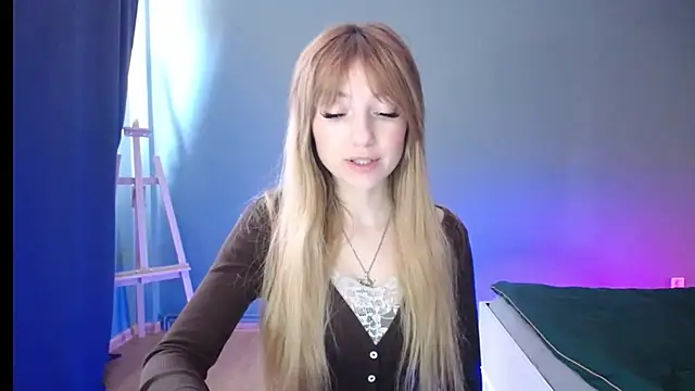 Snapshot of LuciaYoung chatting on February 18, 2025, 1:22 pm LuciaYoung online show from February 18, 2025, 1:22 pm