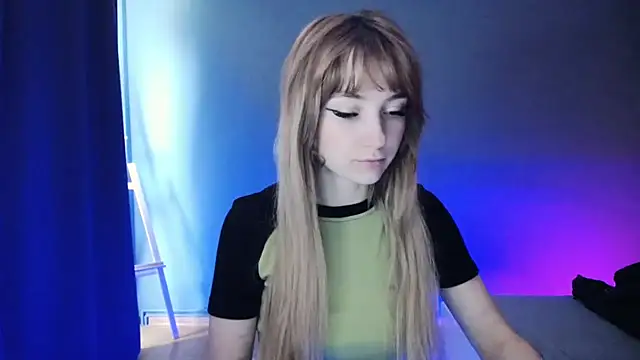 Snapshot of LuciaYoung chatting on February 19, 2025, 7:17 am LuciaYoung online show from February 19, 2025, 7:17 am
