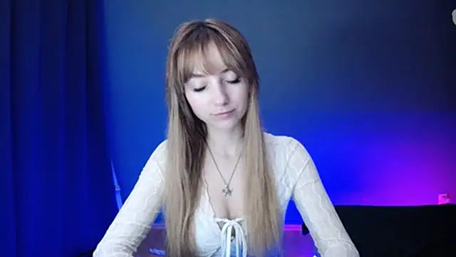 Snapshot of LuciaYoung chatting on February 28, 2025, 7:35 pm LuciaYoung online show from February 28, 2025, 7:35 pm