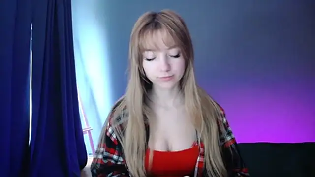 Snapshot of LuciaYoung chatting on March 3, 2025, 7:21 am LuciaYoung online show from March 3, 2025, 7:21 am