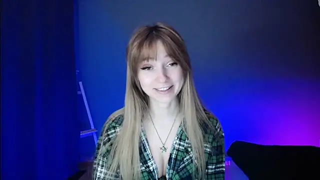 Snapshot of LuciaYoung chatting on March 10, 2025, 7:40 pm LuciaYoung online show from March 10, 2025, 7:40 pm