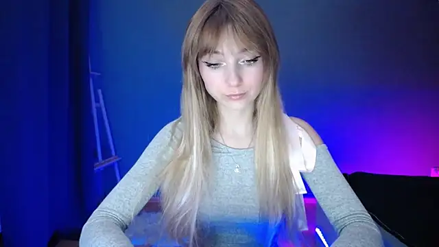 Snapshot of LuciaYoung chatting on March 18, 2025, 7:31 pm LuciaYoung online show from March 18, 2025, 7:31 pm