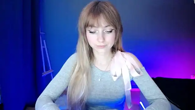 Snapshot of LuciaYoung chatting on March 18, 2025, 10:37 pm LuciaYoung online show from March 18, 2025, 10:37 pm