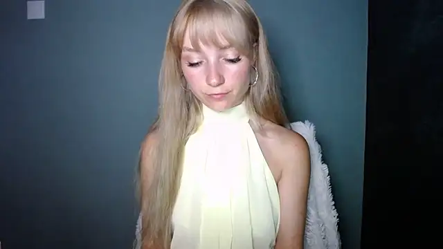 Snapshot of LuciaYoung chatting on September 10, 2025, 2:28 pm LuciaYoung online show from September 10, 2025, 2:28 pm